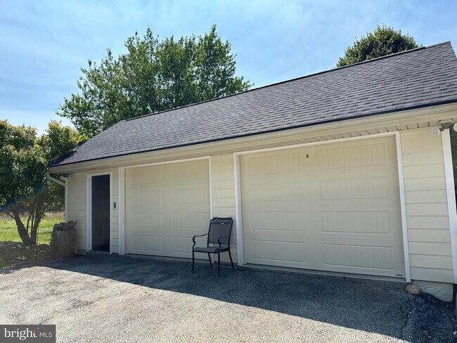 Building Photo - 619 E Hillendale Rd