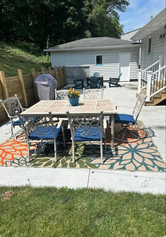 Building Photo - 2245 Lakeshore Dr