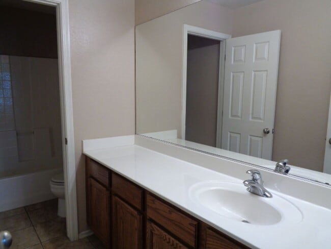 Building Photo - Beautiful 3 bedroom home in lovely neighbo...