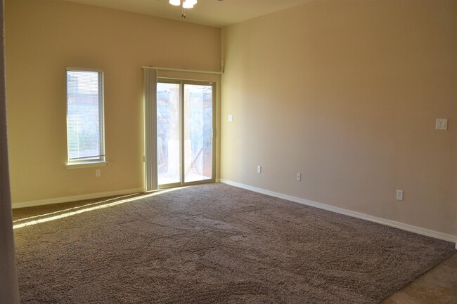 Building Photo - 14350 N Cave Dr