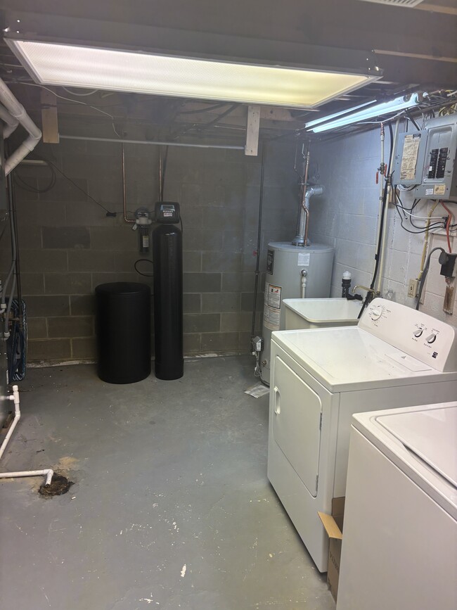 Building Photo - 2960 Thackeray Ave NW