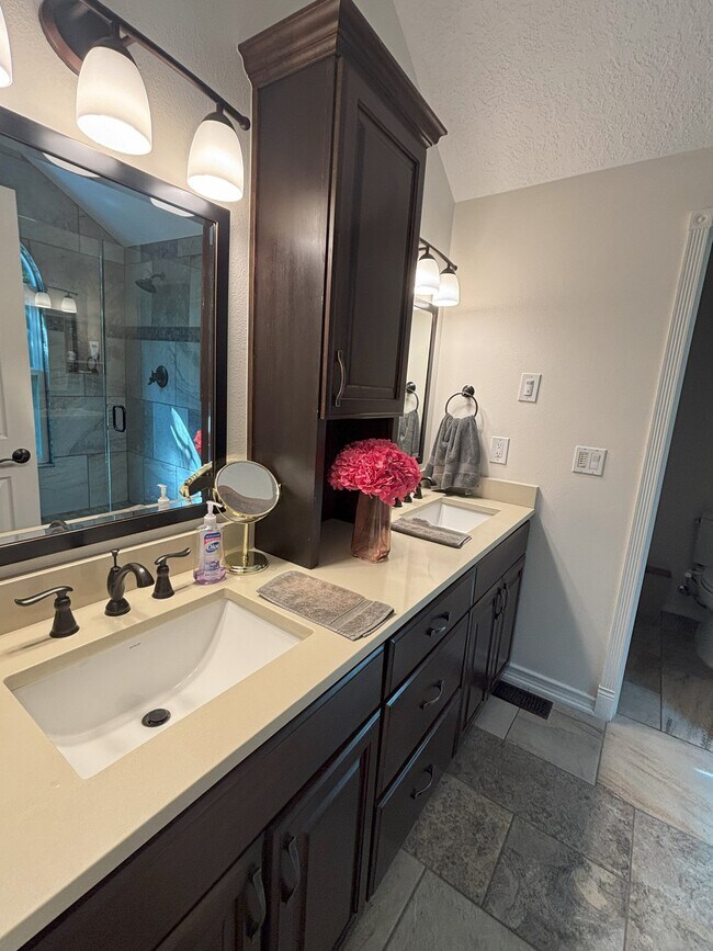 Building Photo - 17927 Ridge Lake Dr