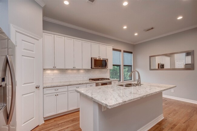 Building Photo - 1708 Utah St