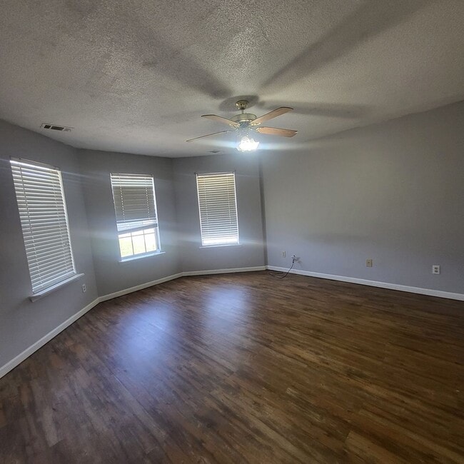 Building Photo - Move In Special Offered