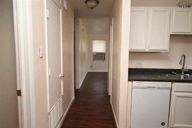 Building Photo - 1421 Harris Ln