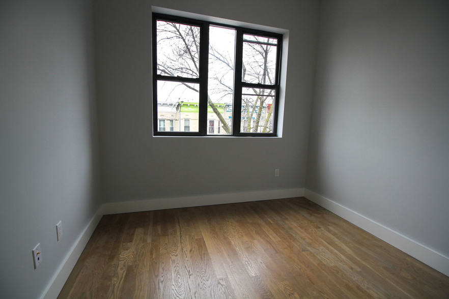 Building Photo - 1319 Halsey St