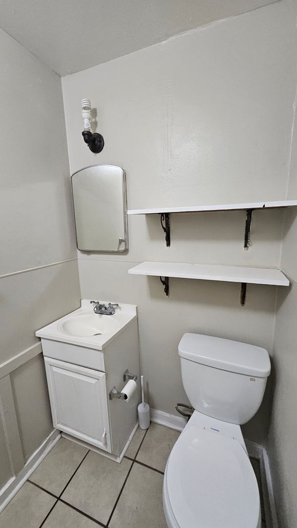 Building Photo - 1 bed with yard! Condo near UNM!