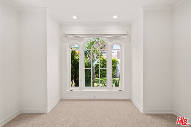 Building Photo - 704 Westbourne Dr