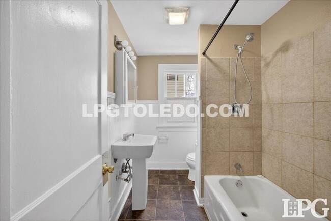 Building Photo - 4136 N Lockwood Ave