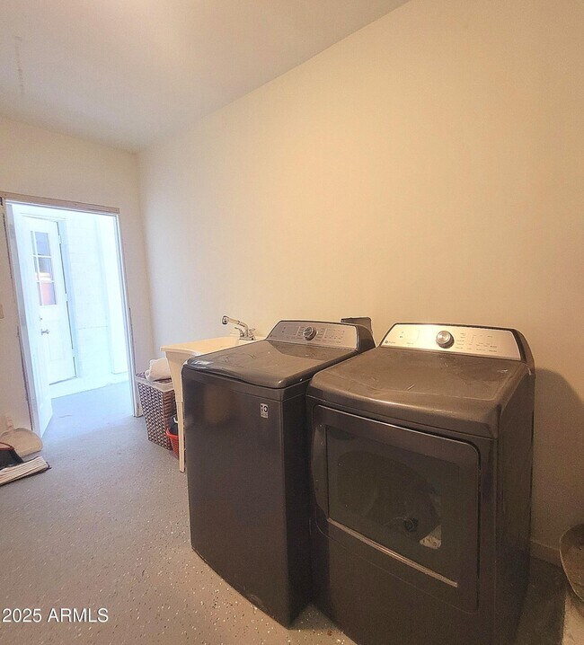 Building Photo - 4028 E Edgemont Ave