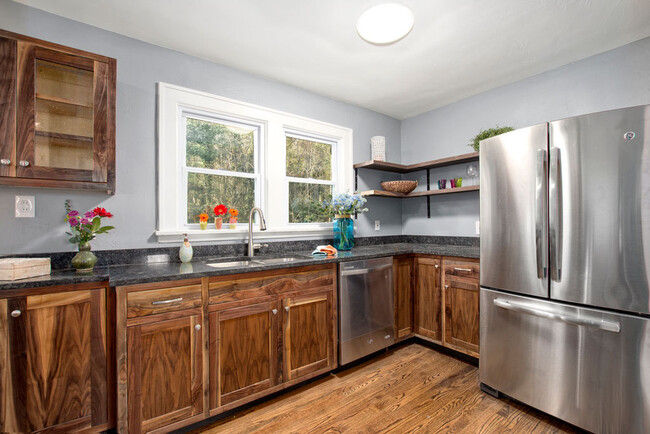 Building Photo - Updated Stone Cottage in East Asheville!