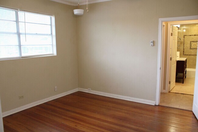 Building Photo - 3901 N New Braunfels Ave