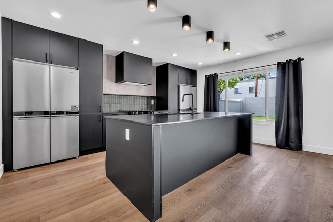 Building Photo - 6 Bedroom/4 Bath - Fully Remodeled