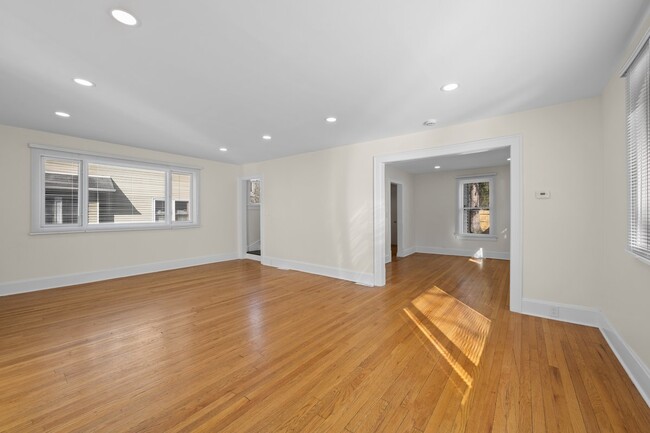 Building Photo - 823 Deerfield Rd