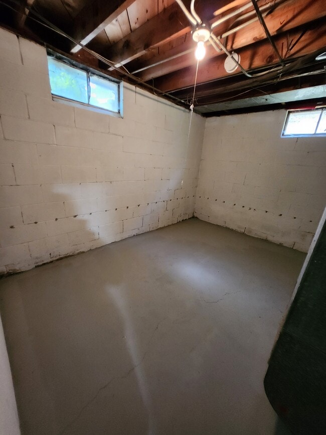 Building Photo - 2116 W Kettelle St