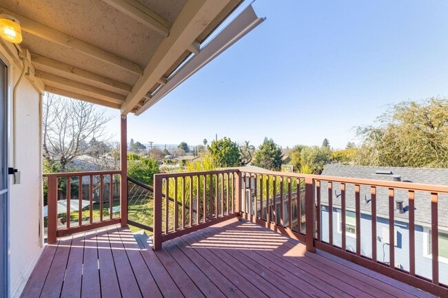 Building Photo - 614 Redwood Ave