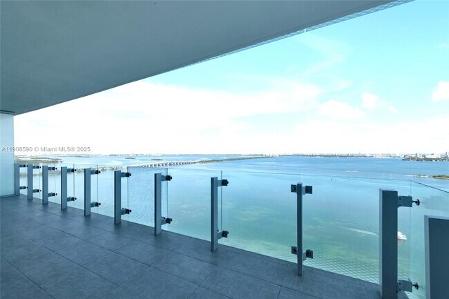 Building Photo - 700 NE 26th Terrace