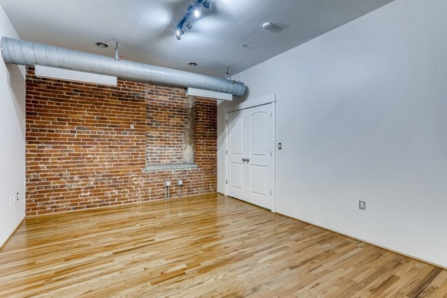 Building Photo - 3 Bedroom 2 Bath Loft Living At It's Finest In LODO! Wireworks Building