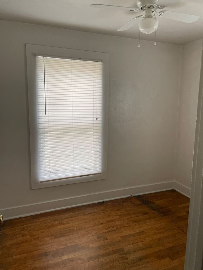 Building Photo - Sweet little Bungalow Near Old Town!