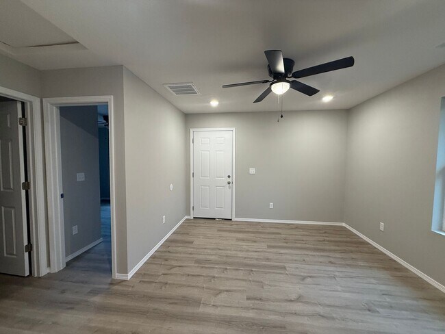 Building Photo - 1420 W Scott St