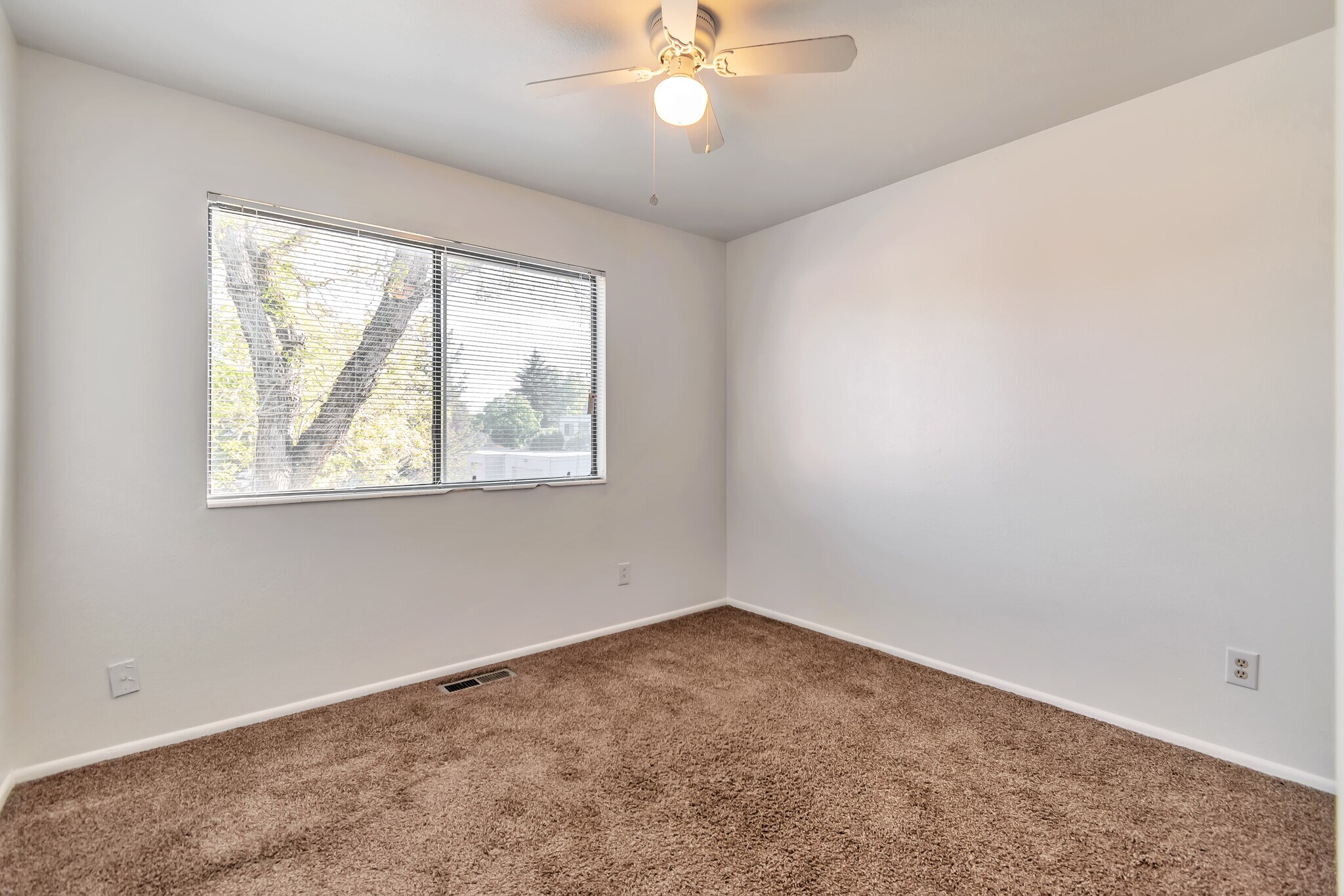 Building Photo - 1586 E Ventnor Ave