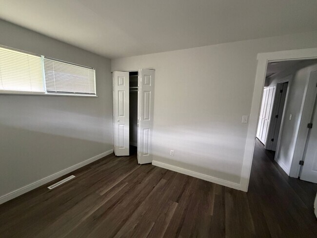 Building Photo - Updated 3 bedroom/2 Full Bath Huber Heights Ranch