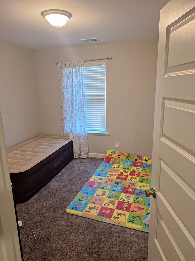 Building Photo - Beautiful Five Bedroom Home Located in Northeast Columbia!