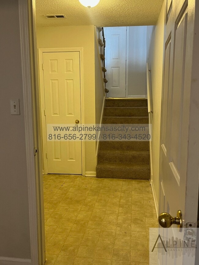 Building Photo - Spacious Gladstone Duplex, Croner Lot, 2 Car Garage!