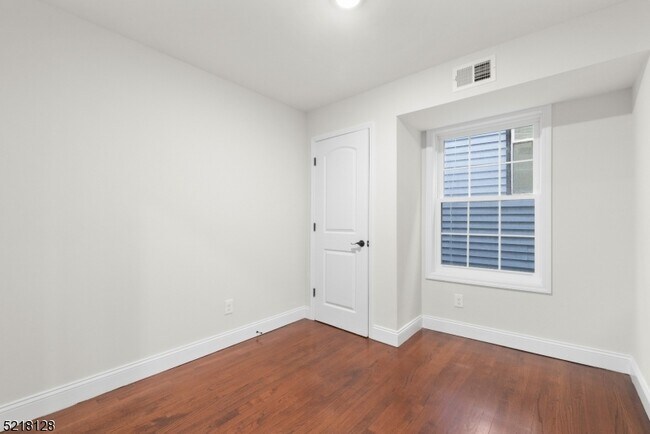 Building Photo - 173 Oakwood Pl