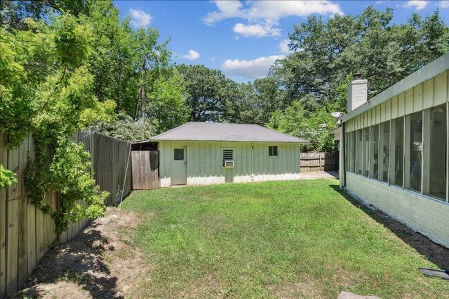 Building Photo - 847 S Mendenhall Rd