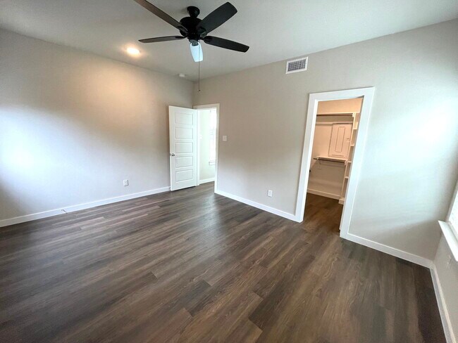 Building Photo - 1127 Eloise Dr