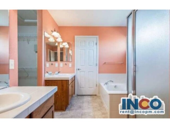 Building Photo - Spacious 3 bed 3 bath Townhome end unit wi...