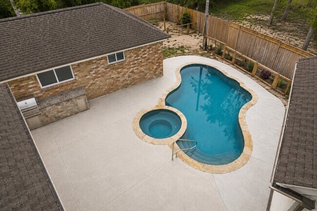 Building Photo - 15215 Parkville Dr