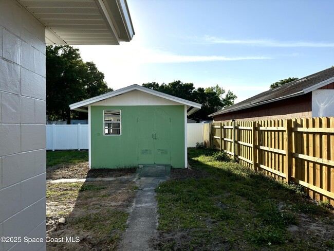 Building Photo - 1930 Alma Dr