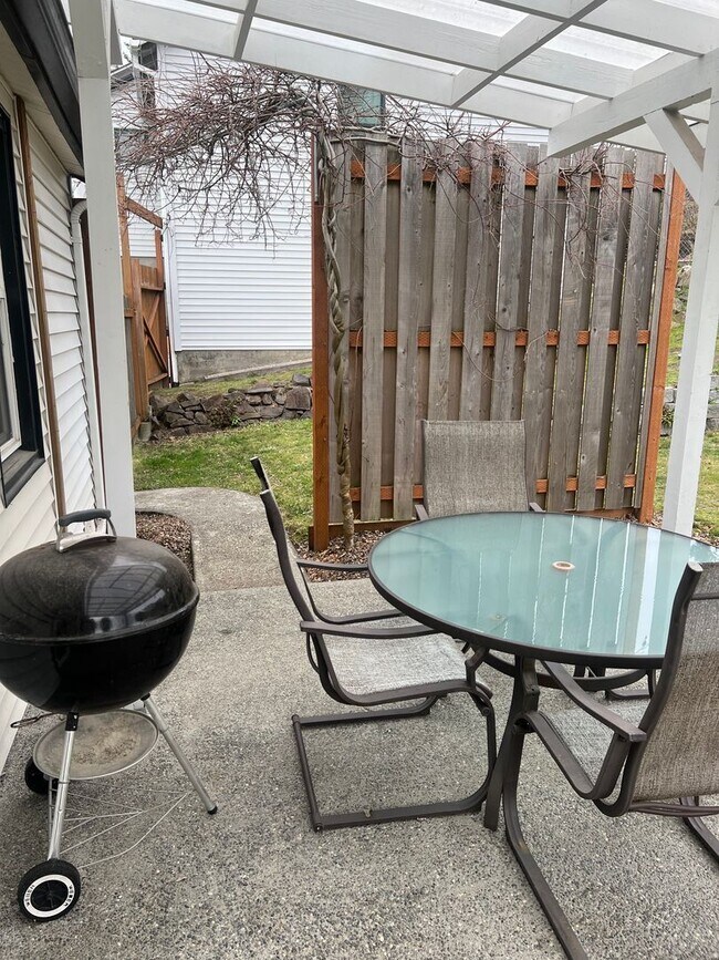 Building Photo - Renton 2 bedroom 1 bath home available now!