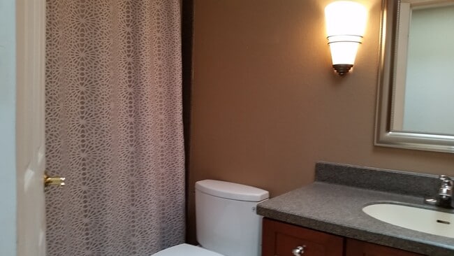 Building Photo - Cozy 4 beds with huge bonus room in Bellevue with private access to Phantom Lake