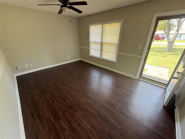 Building Photo - 3211 Hackberry Ln