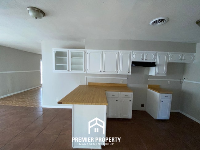 Building Photo - Spacious 4BR/2BA Memphis Home with Den, Fireplace & 2-Car Garage