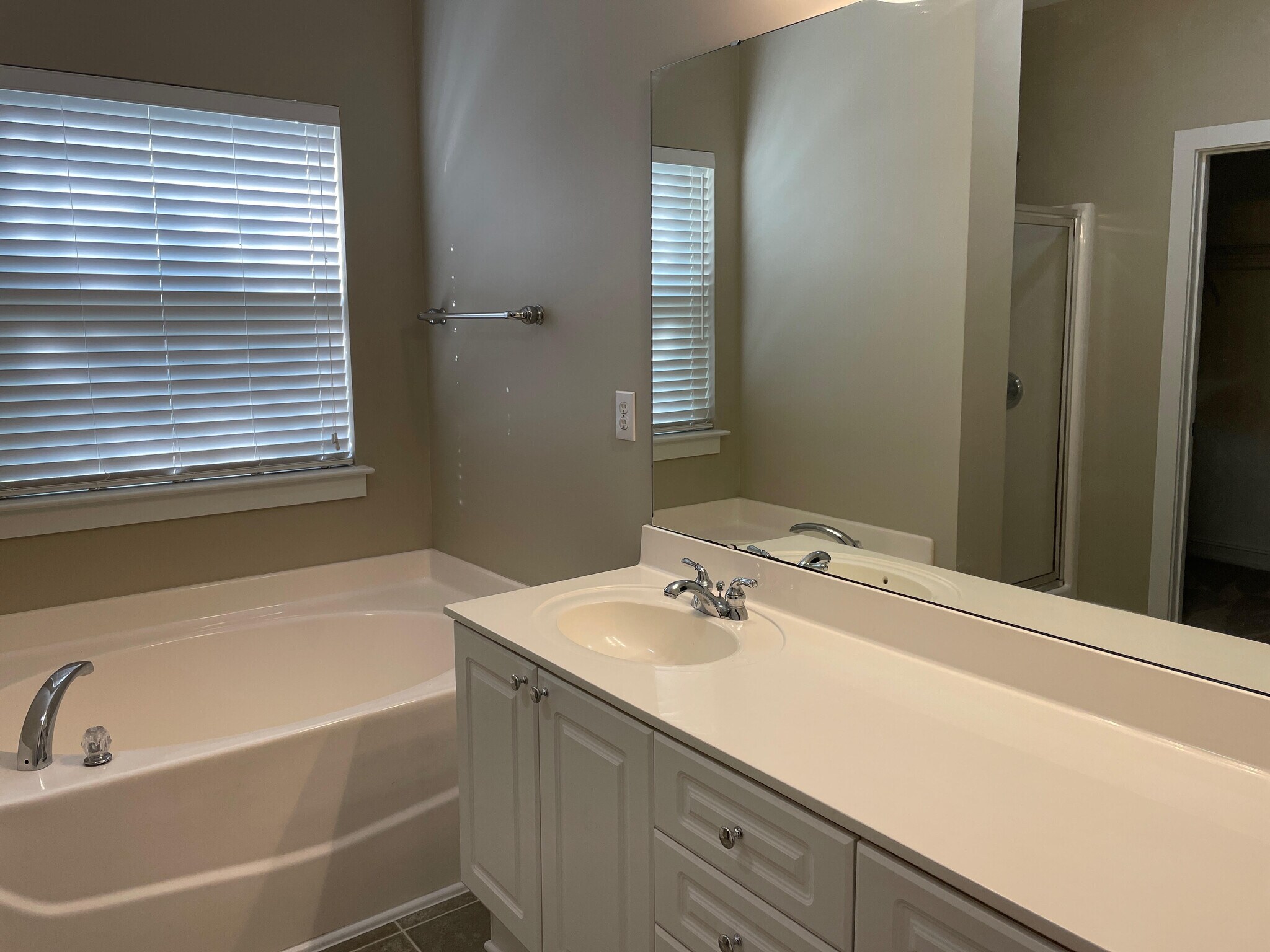 master bath - 8813 Castle Cliff Dr