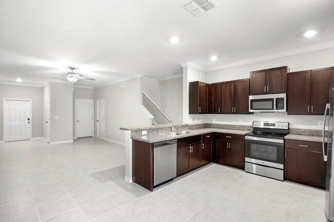 Building Photo - LIKE NEW Townhome in Willow Square!