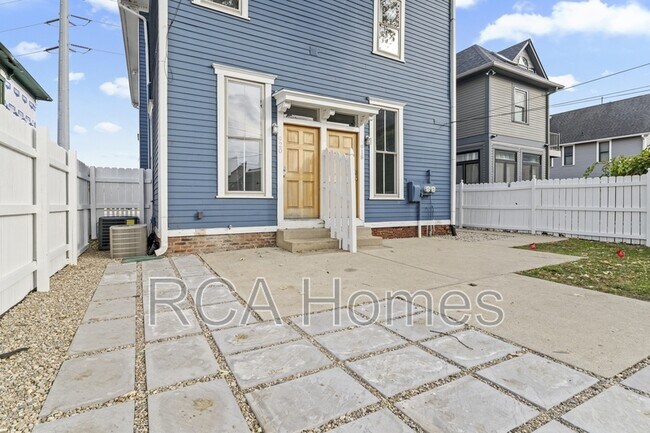 Building Photo - 920 N College Ave