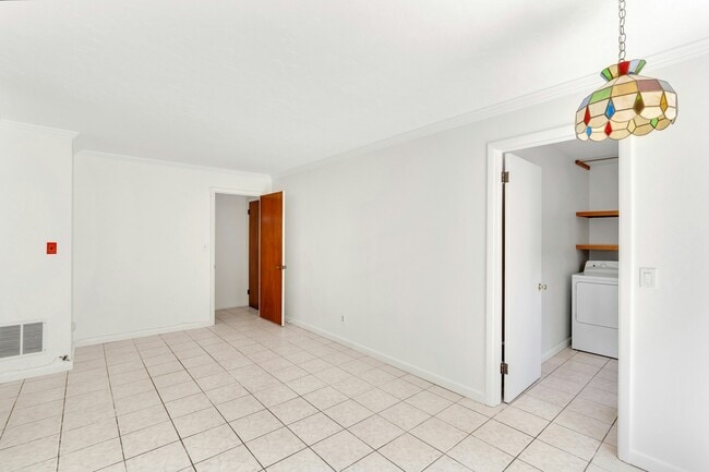 Building Photo - 516 Knickerbocker Rd