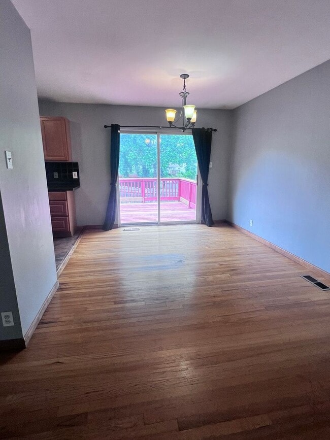 Building Photo - Large single family home