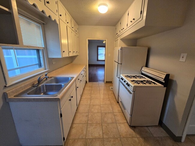 Building Photo - $1100 - 2 Bed 1 Bath Home