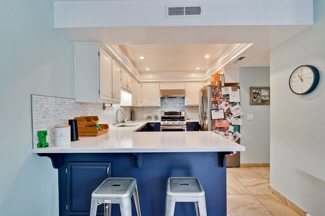 Building Photo - Large 3 Bed 2.5 Bath Townhome walking dist...