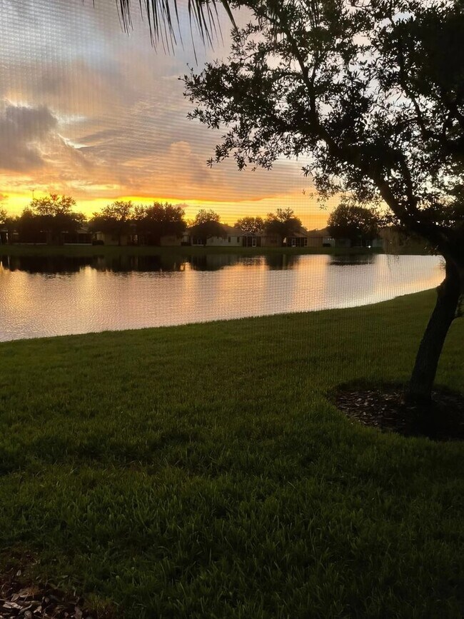 Building Photo - Fully Furnished Townhouse with Water View ...