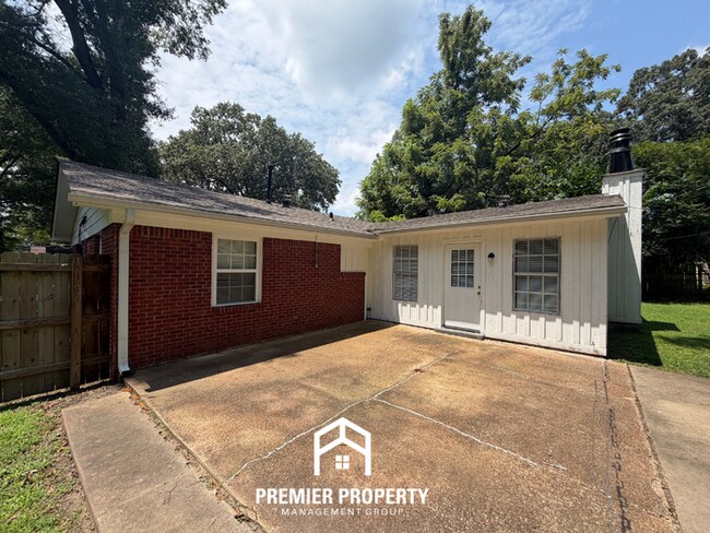 Building Photo - Charming 3BR/2BA East Memphis Home | 1,795 Sq Ft, Hardwood Floors & Fireplace
