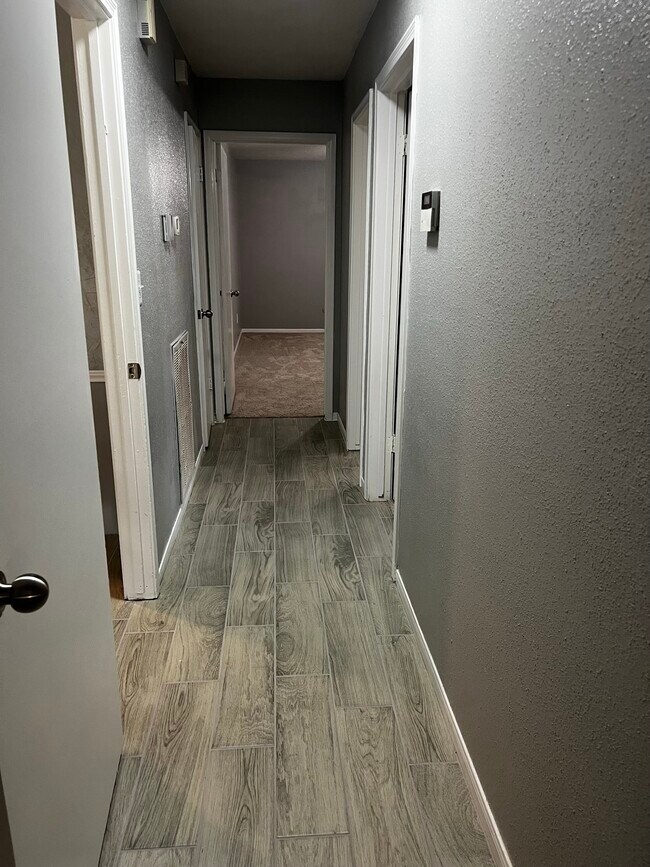 Building Photo - 4030 Thistledown Dr