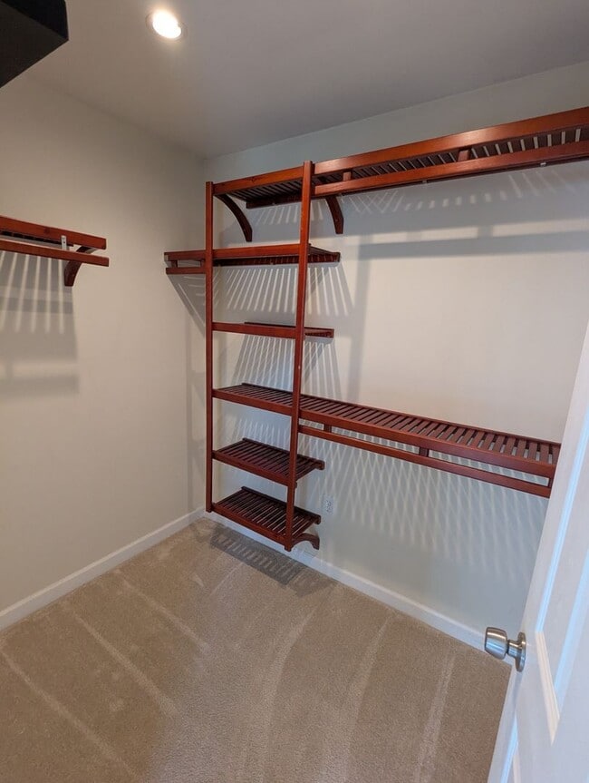 Building Photo - 4 Bedroom, 2 Bathroom Single Family Home (Mt. Washington)