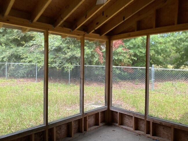 Building Photo - 216 Burlie Ct